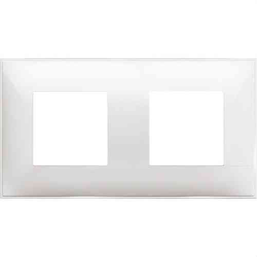 Marco embellecedor de 2x2 módulos blanco Classia con referencia R4802M2RW de la marca BTICINO