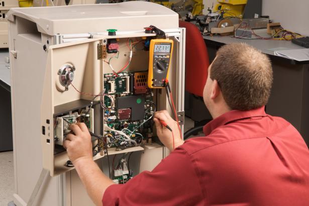 Multímetro digital de valor eficaz verdadero Fluke 179 con referencia 1645996 de la marca FLUKE