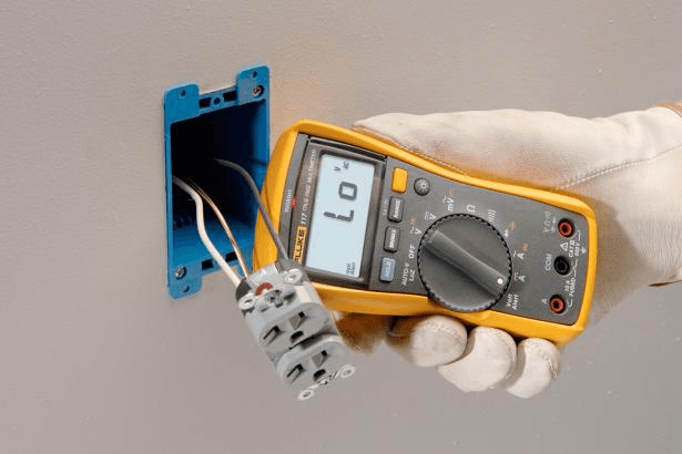 Multímetre digital per a electricistes amb detector de voltatge sense contacte Fluke 117 amb referència 2583647 de la marca FLUKE