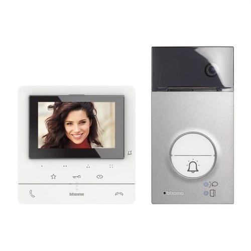 Kit vídeo 1 habitatge 2 fils placa LÍNIA 3000 i monitor mans lliures Classe 100 avançat amb referència 364612 de la marca BTICINO