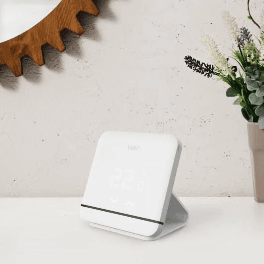 Soporte de mesa blanco para termostatos Tado con referencia STA de la marca TADO
